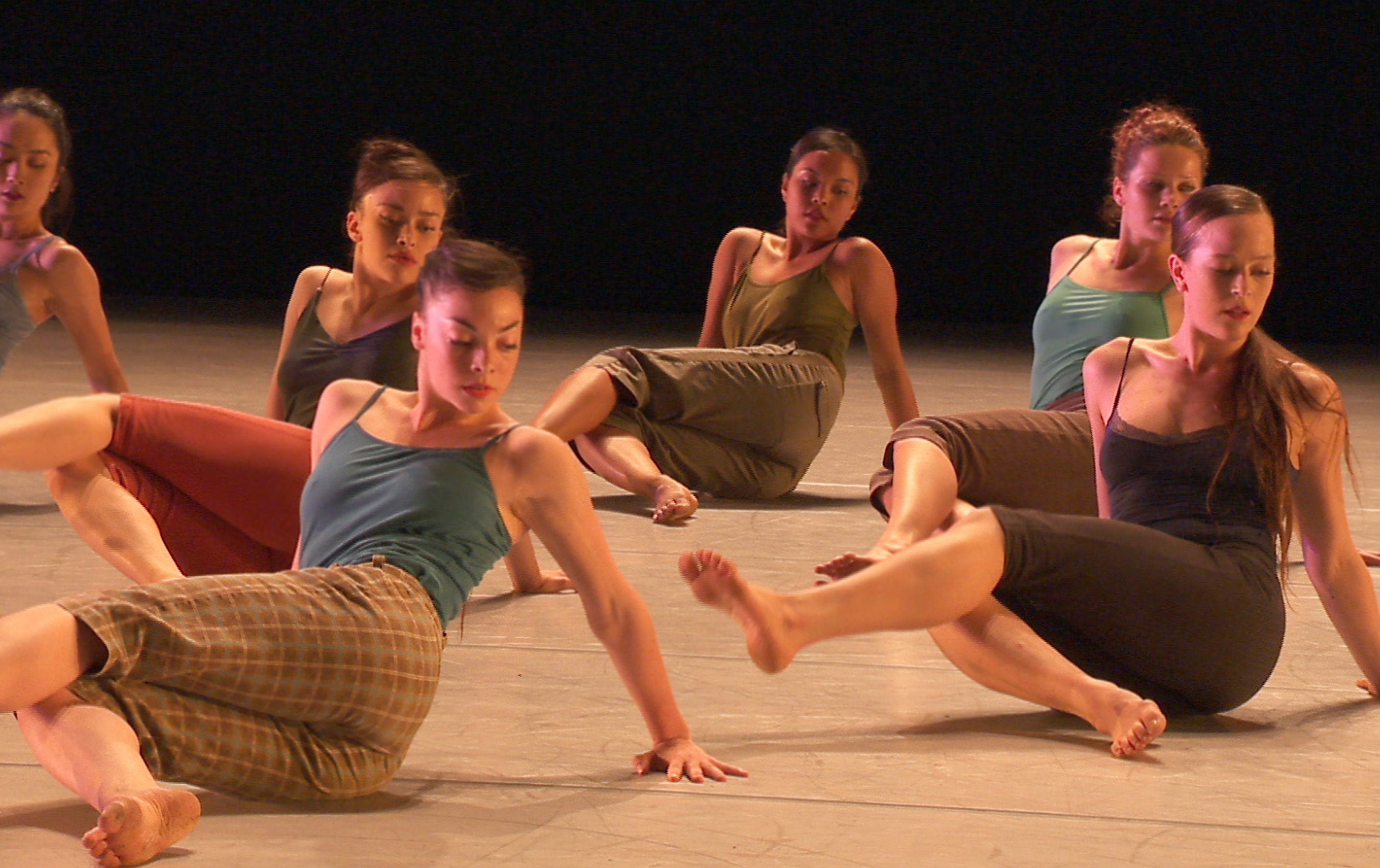 Deca Dance by the Batsheva Dance Company. Chaillot Theater mezzo.tv