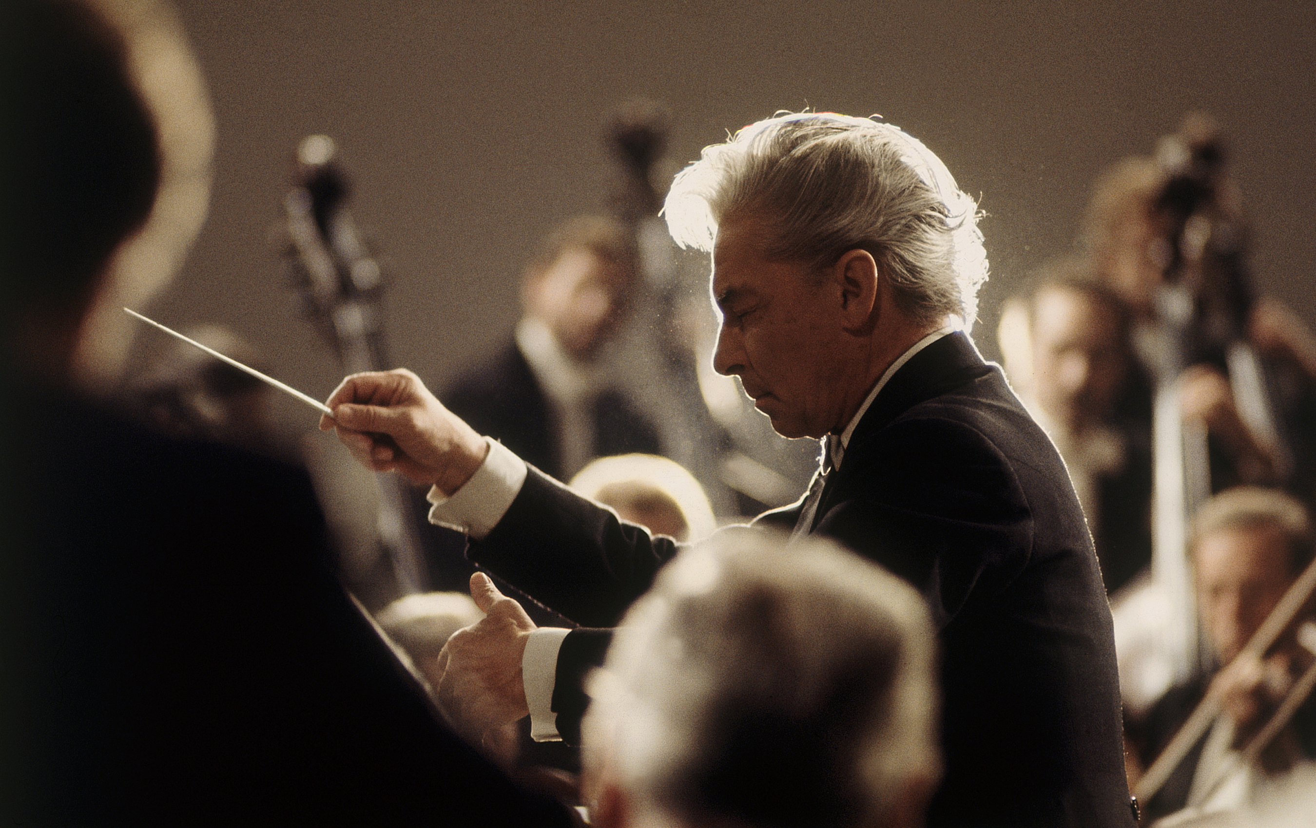 Von karajan. Герберт фон Караян. Караян дирижер. Герберт фон Караян дирижер. Герберт фон Караян дирижирует.